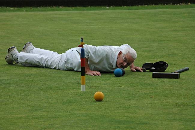 Peter Dennis lines up his peg out shot.jpg - Peter D lining up his peg out shot